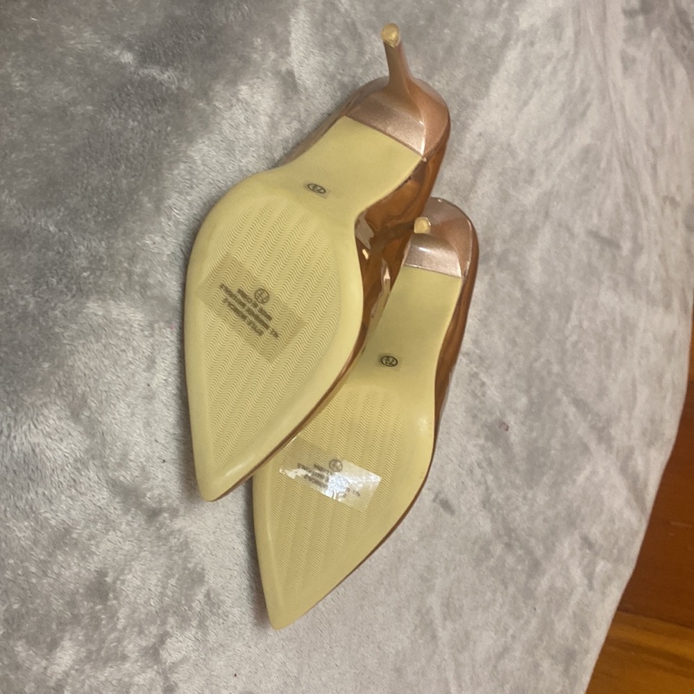 Gold heels - Picture 3 of 3